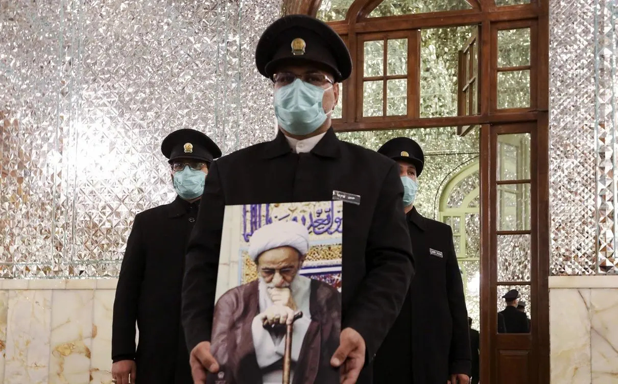 (تصاویر) طواف پیکر آیت الله مصباح یزدی در حرم رضوی