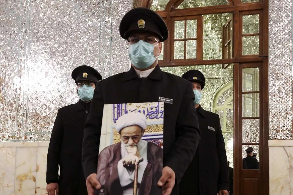 (تصاویر) طواف پیکر آیت الله مصباح یزدی در حرم رضوی