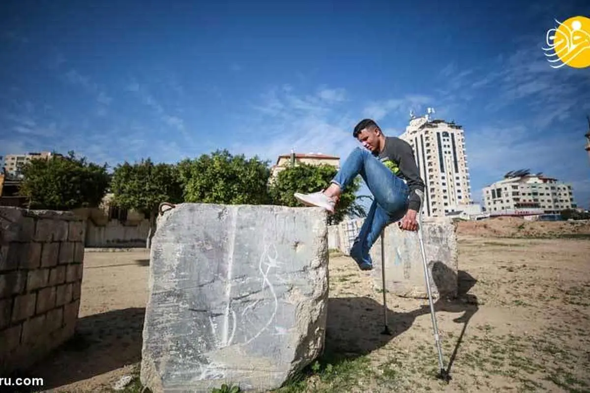(تصاویر) مهارت جوان فلسطینی در انجام پارکور با یک پا!