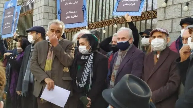 (تصویر) تجمع اهالی تئاتر مقابل مجلس
