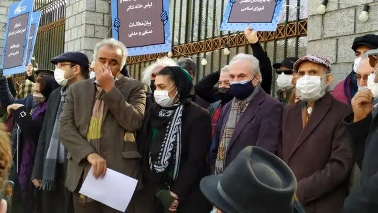 (تصویر) تجمع اهالی تئاتر مقابل مجلس