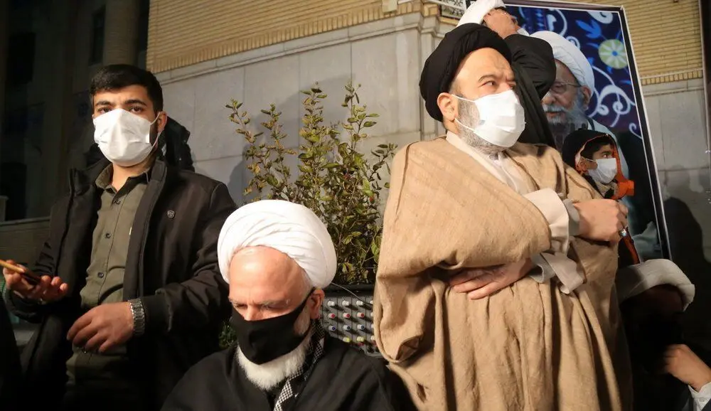 (تصاویر) وداع شبانه قمی‌ها با پیکر آیت الله مصباح یزدی
