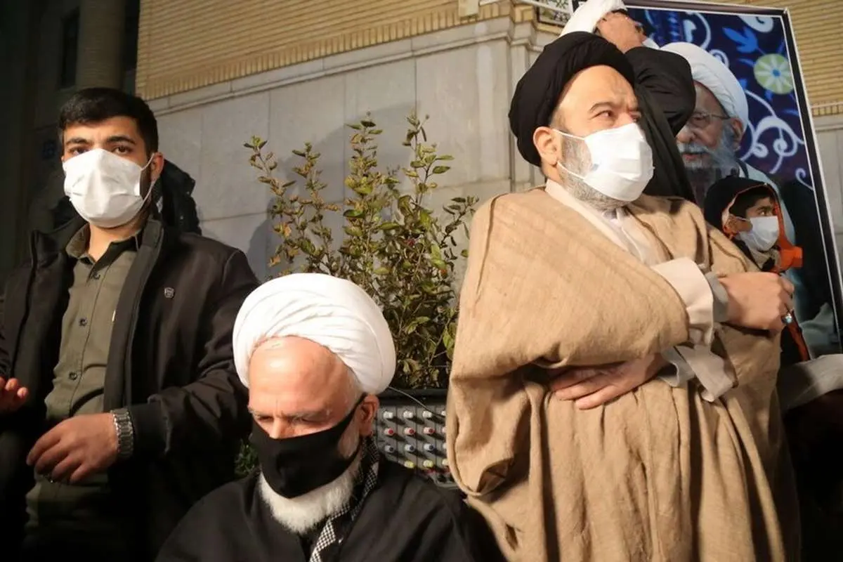 (تصاویر) وداع شبانه قمیها با پیکر آیت الله مصباح یزدی