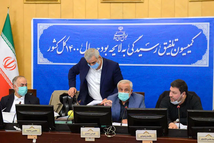 تکلیف دلا‌ر ۴۲۰۰ در ۱۴۰۰
