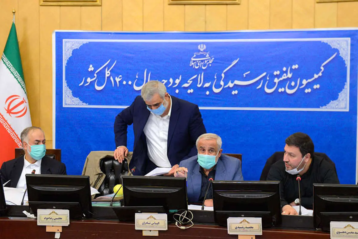 تکلیف دلا‌ر ۴۲۰۰ در ۱۴۰۰