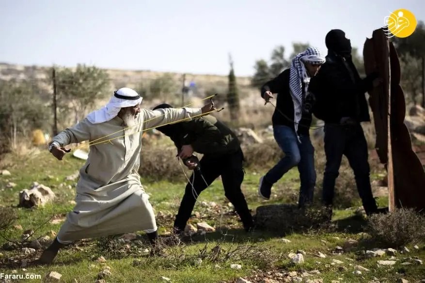 (تصاویر) پیرمرد سنگ انداز فلسطینی سوژه شد