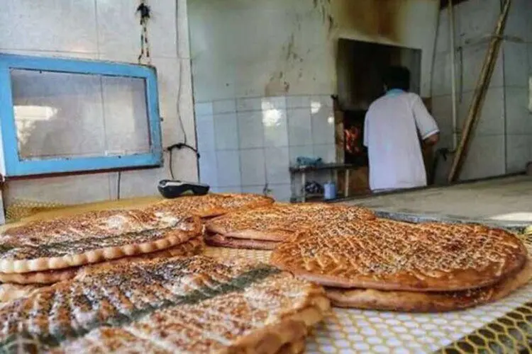 پلمب نانوایی که شاگردش روی نان‌ها آب دهان می‌انداخت