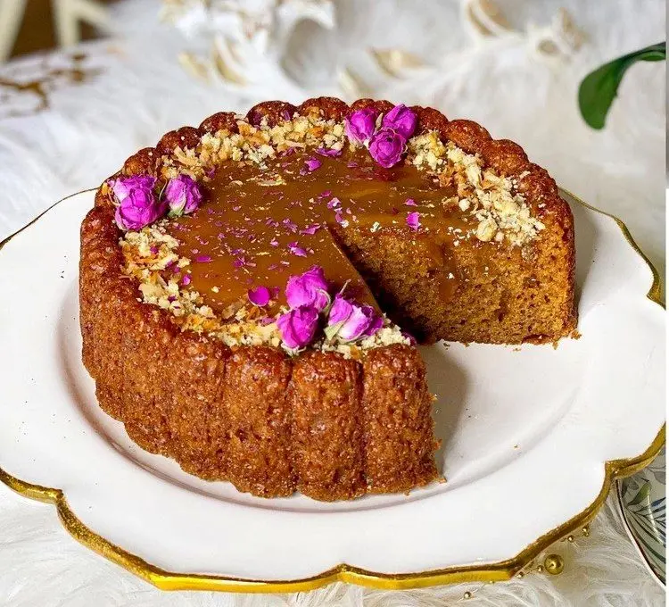 طرز تهیه کیک خرما و گردو با سس کارامل