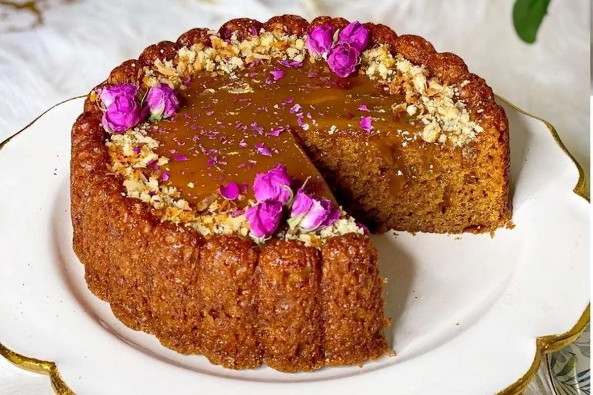 طرز تهیه کیک خرما و گردو با سس کارامل