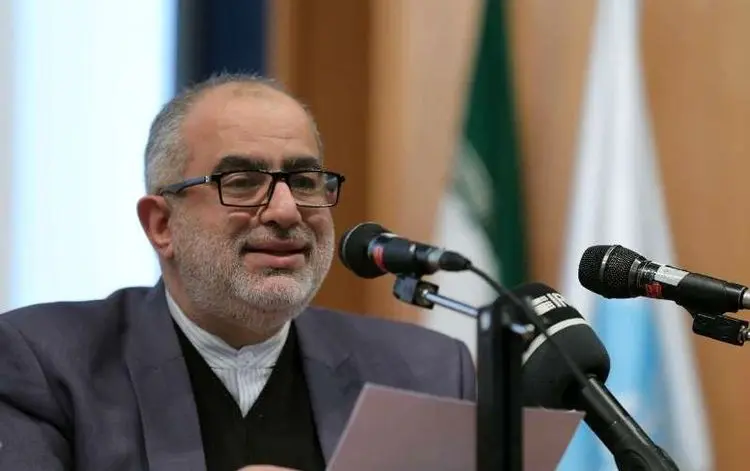 حسام الدین آشنا به حمله کنندگان به ظریف؛ در عزای ترامپ گریبان می‌درید