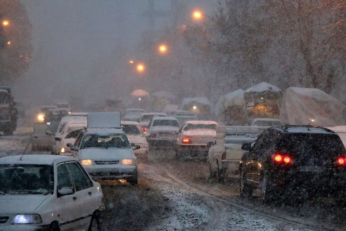 برف و یخبندان خودروها را در خیابانهای اردبیل زمینگیر کرد