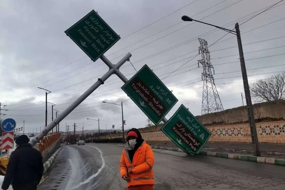 (ویدئو) سقوط اسکلت فلزی ساختمان در مشهد بر اثر توفان
