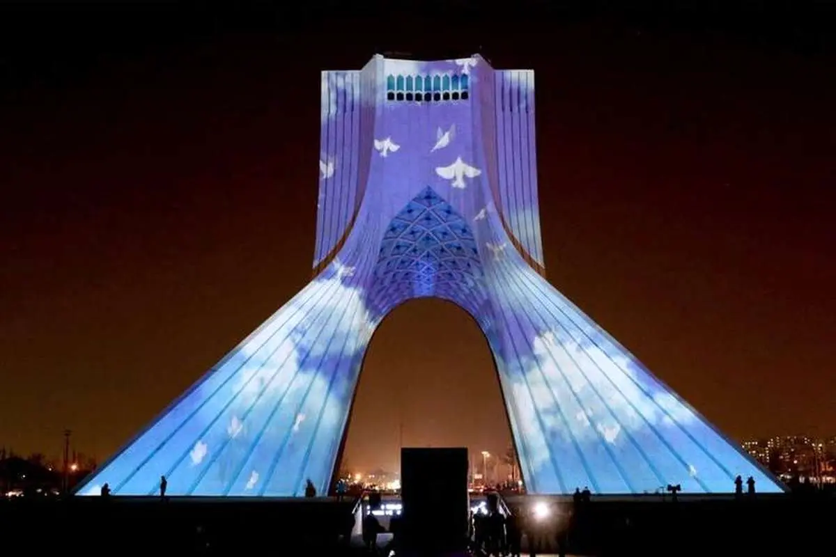 یادبود درگذشتگان هواپیما اوکراینی روی برج آزادی به نمایش درآمد