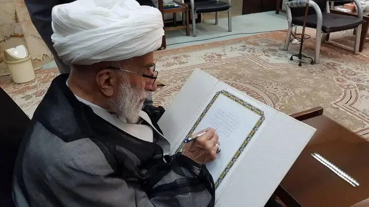 آیت‌الله جنتی کتاب‌های خود را بخشید