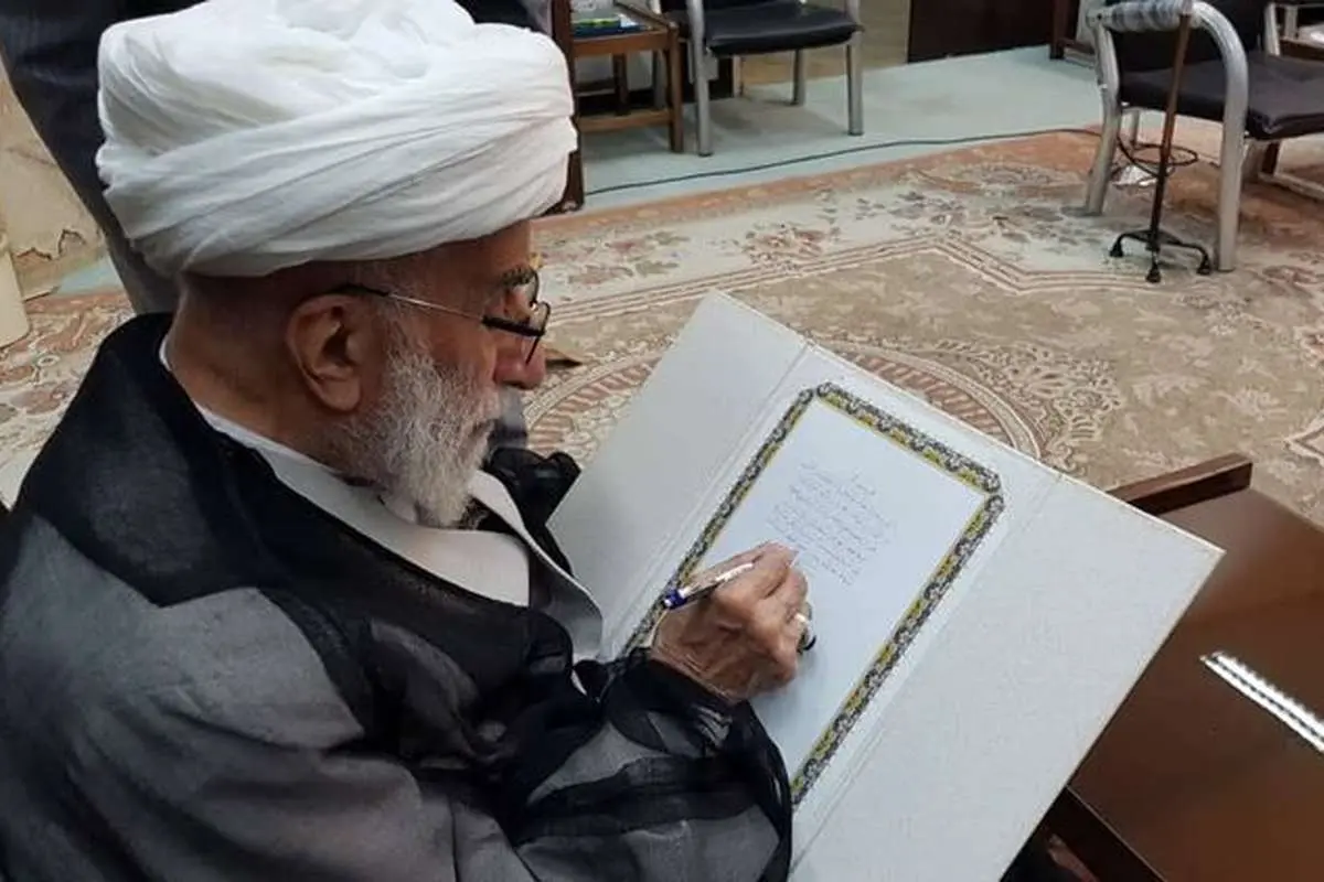 آیتالله جنتی کتابهای خود را بخشید