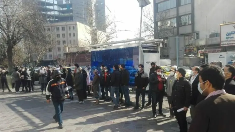 (ویدئو) اعتراض مال‌باختگان بورس با پرتاب تخم مرغ به سازمان بورس