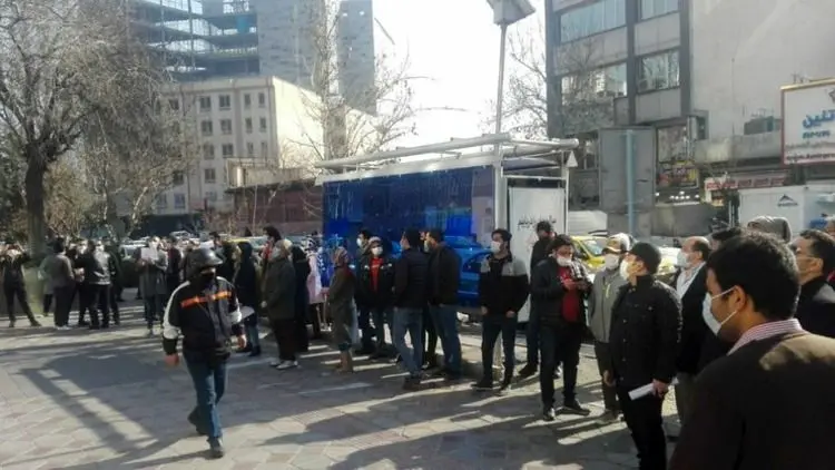 (ویدئو) اعتراض مال‌باختگان بورس با پرتاب تخم مرغ به سازمان بورس