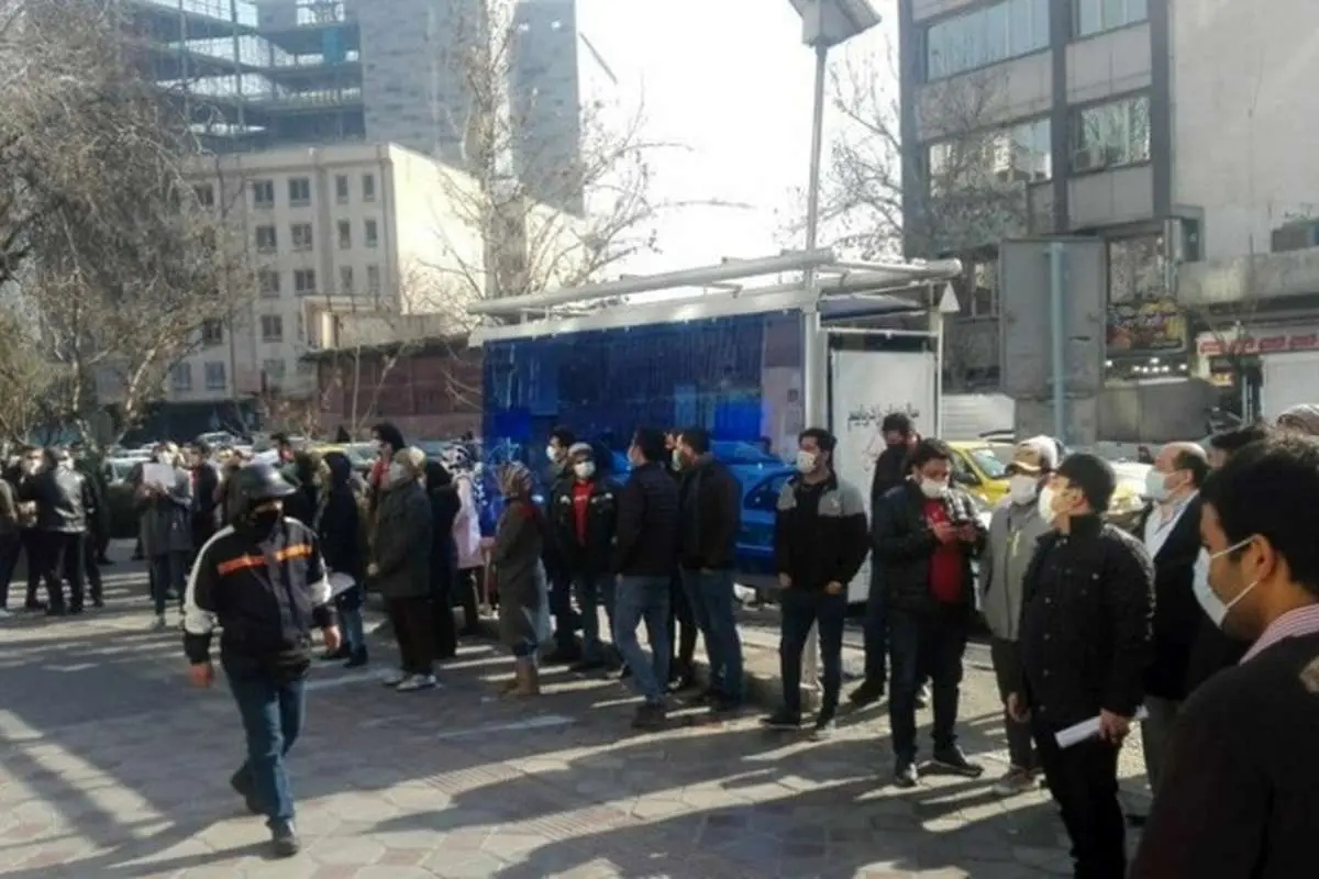 (ویدئو) اعتراض مالباختگان بورس با پرتاب تخم مرغ به سازمان بورس