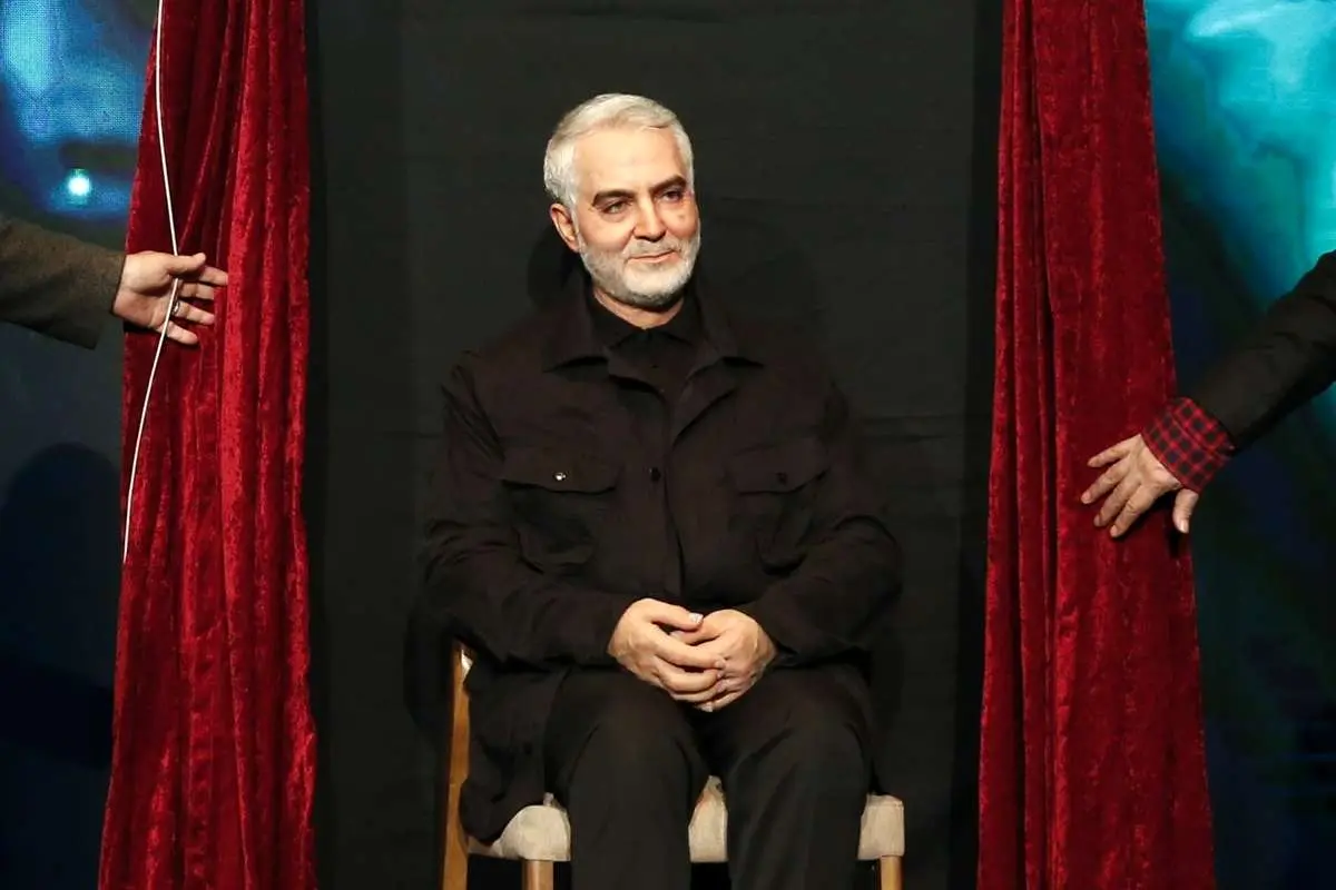 (تصاویر) رونمایی از مجسمه شهید سلیمانی در برج میلاد