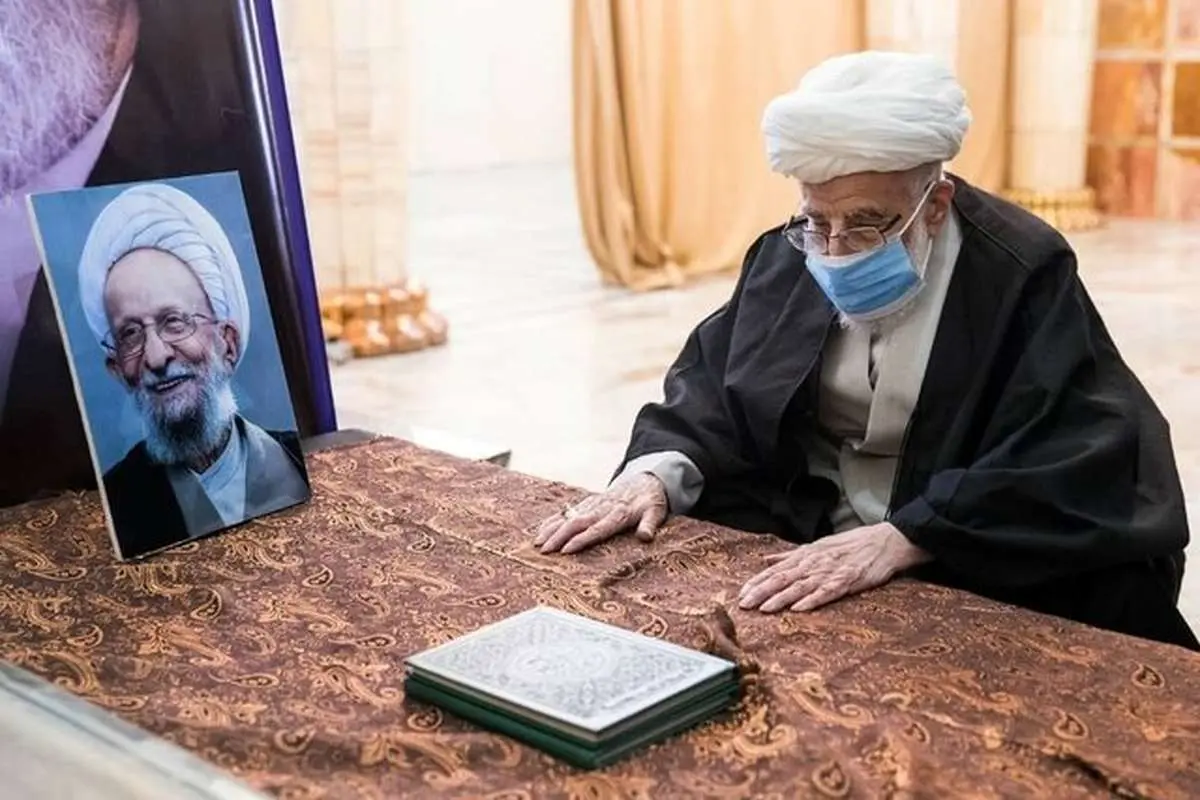 (تصوبر) حضور آیتالله جنتی بر سر مزار آیت الله مصباح یزدی