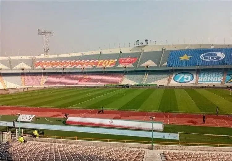 (عکس) استقلالی‌ها و پرسپولیسی‌ها چگونه در ورزشگاه کری خواندند؟