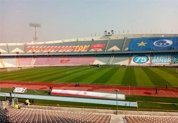 (عکس) استقلالی‌ها و پرسپولیسی‌ها چگونه در ورزشگاه کری خواندند؟