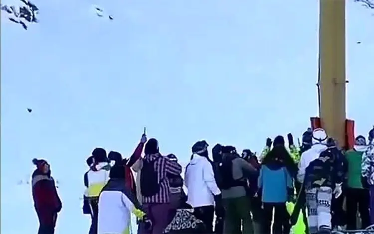 (ویدئو) لحظه سقوط پدر و دختر از تله‌سیژ پیست اسکی دربندسر تهران