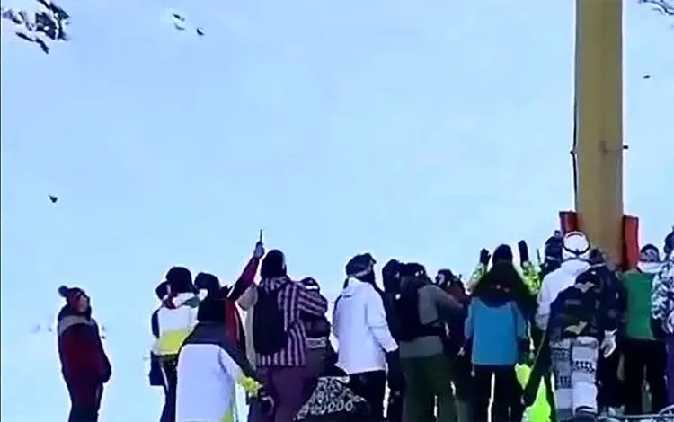 (ویدئو) لحظه سقوط پدر و دختر از تله‌سیژ پیست اسکی دربندسر تهران