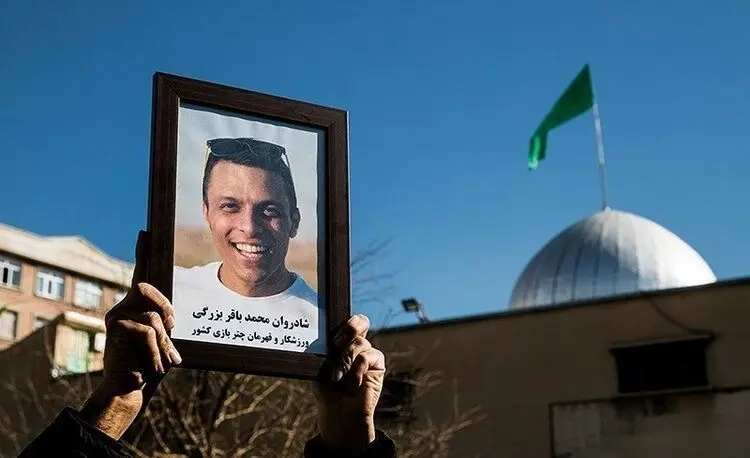 (تصاویر) تشییع پیکر چترباز جوان زنده‌یاد محمد بزرگی