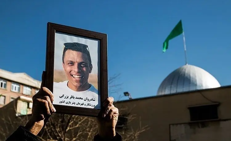 (تصاویر) تشییع پیکر چترباز جوان زنده‌یاد محمد بزرگی