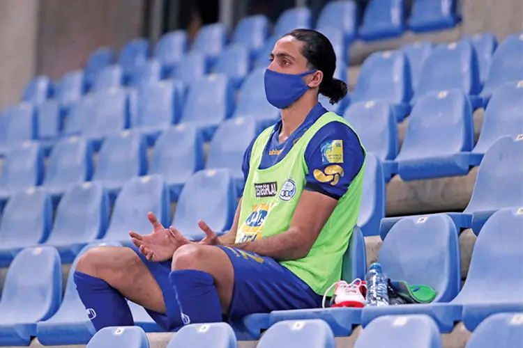 مدافع جنجالی استقلال به پرسپولیس می‌پیوندد؟