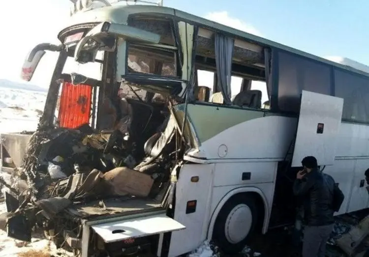 (ویدئو) برخورد اتوبوس و تریلی در محور آرادان به سرخه