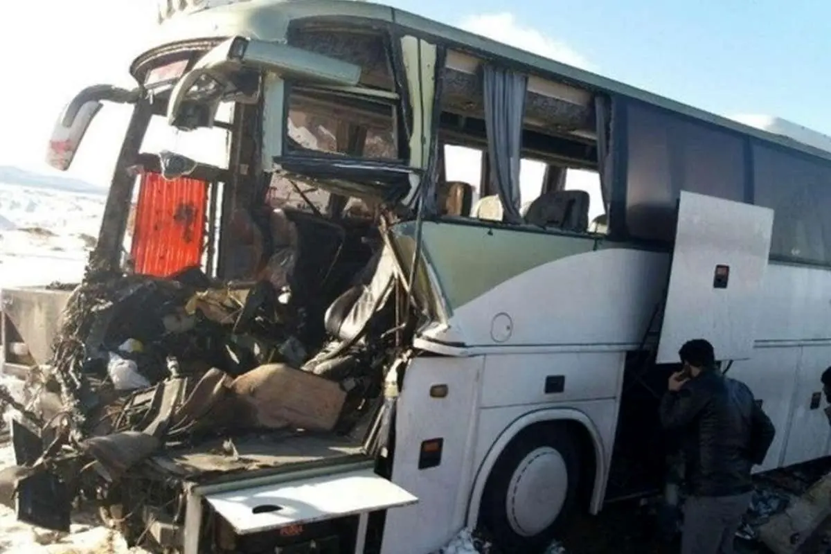 (ویدئو) برخورد اتوبوس و تریلی در محور آرادان به سرخه