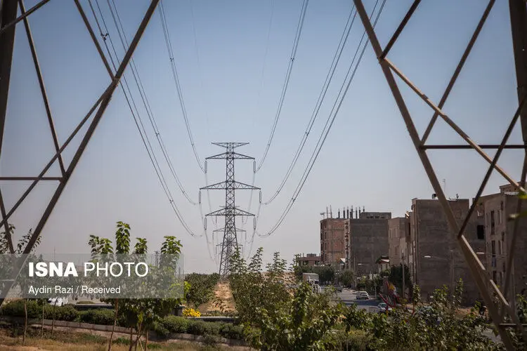 (تصاویر) سایه دکل‌های فشار قوی بر سر «آبیک»