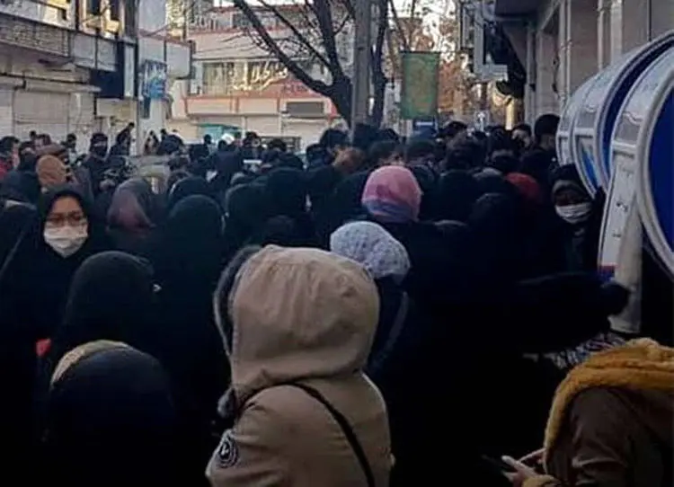 (ویدئو) تجمع مهاجران افغانستانی به دلیل مسدود شدن کارت‌های بانکی