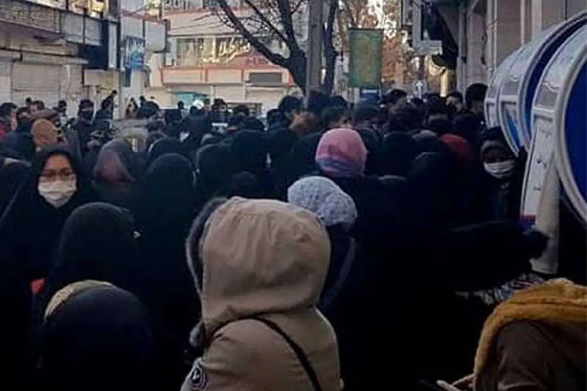 (ویدئو) تجمع مهاجران افغانستانی به دلیل مسدود شدن کارت‌های بانکی