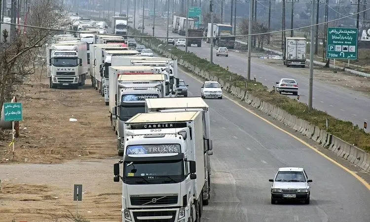 (تصاویر) ترافیک کامیون‌های ترانزیتی خارجی در گذرگاه مرزی آستارا