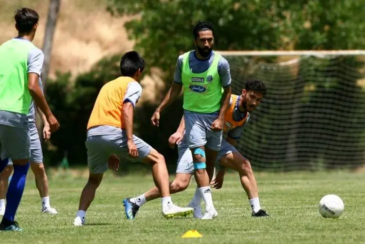 بازیکن استقلال مذاکره با پرسپولیس را تکذیب کرد، فکری او را به تمرین راه داد