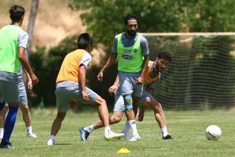 بازیکن استقلال مذاکره با پرسپولیس را تکذیب کرد، فکری او را به تمرین راه داد