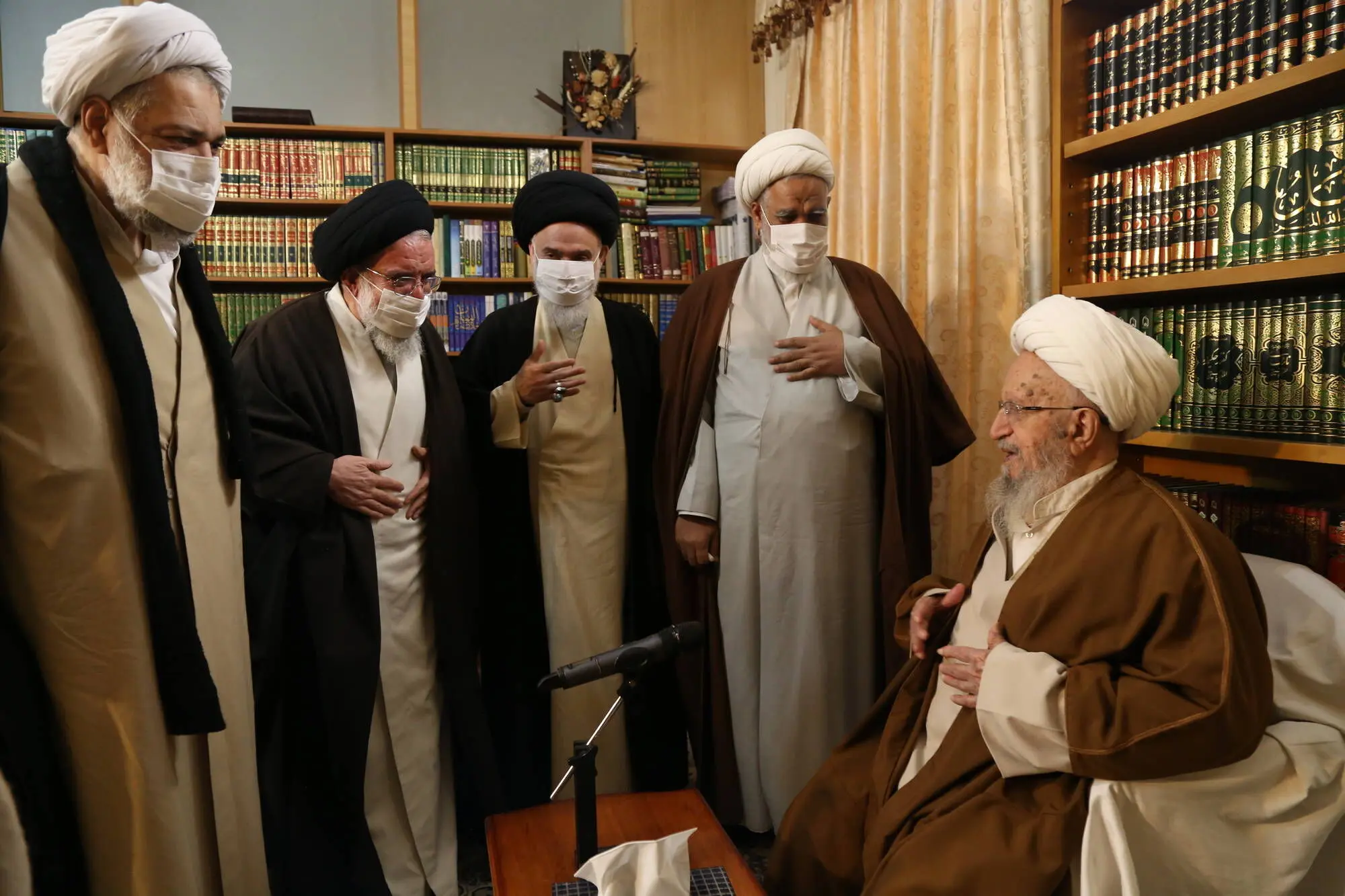 عکس؛ خاتمی با ماسک در دیدار با آیت الله مکارم