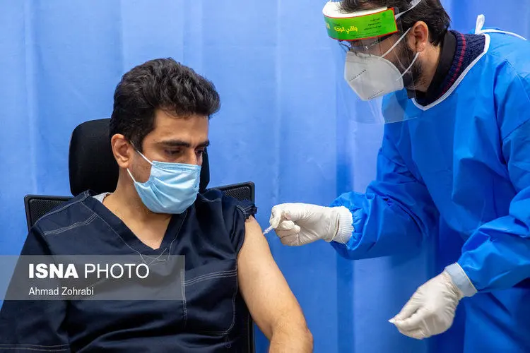 (تصاویر) آغاز واکسیناسیون سراسری علیه ویروس کرونا در قم