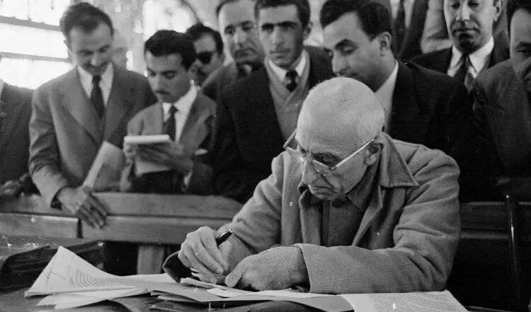 نام دکتر مصدق را لکه‌دار نکنید!