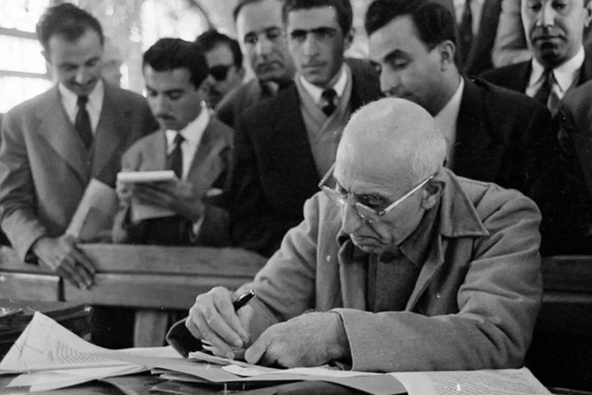 نام دکتر مصدق را لکهدار نکنید!