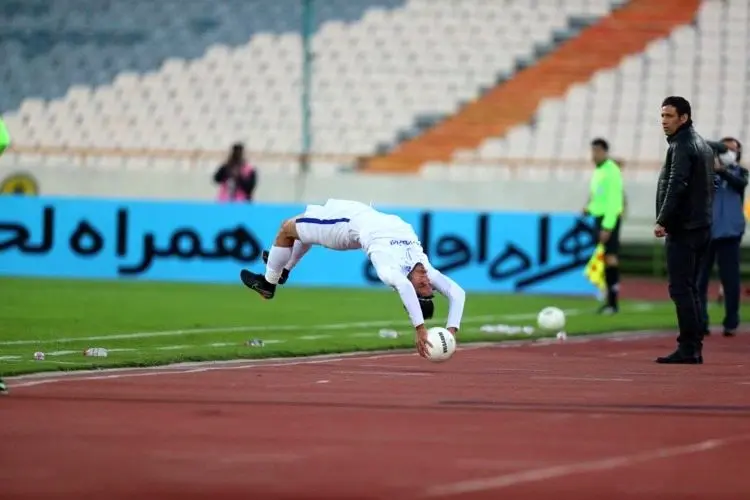 (عکس) پرتاب اوت معروف بازیکن پیکان