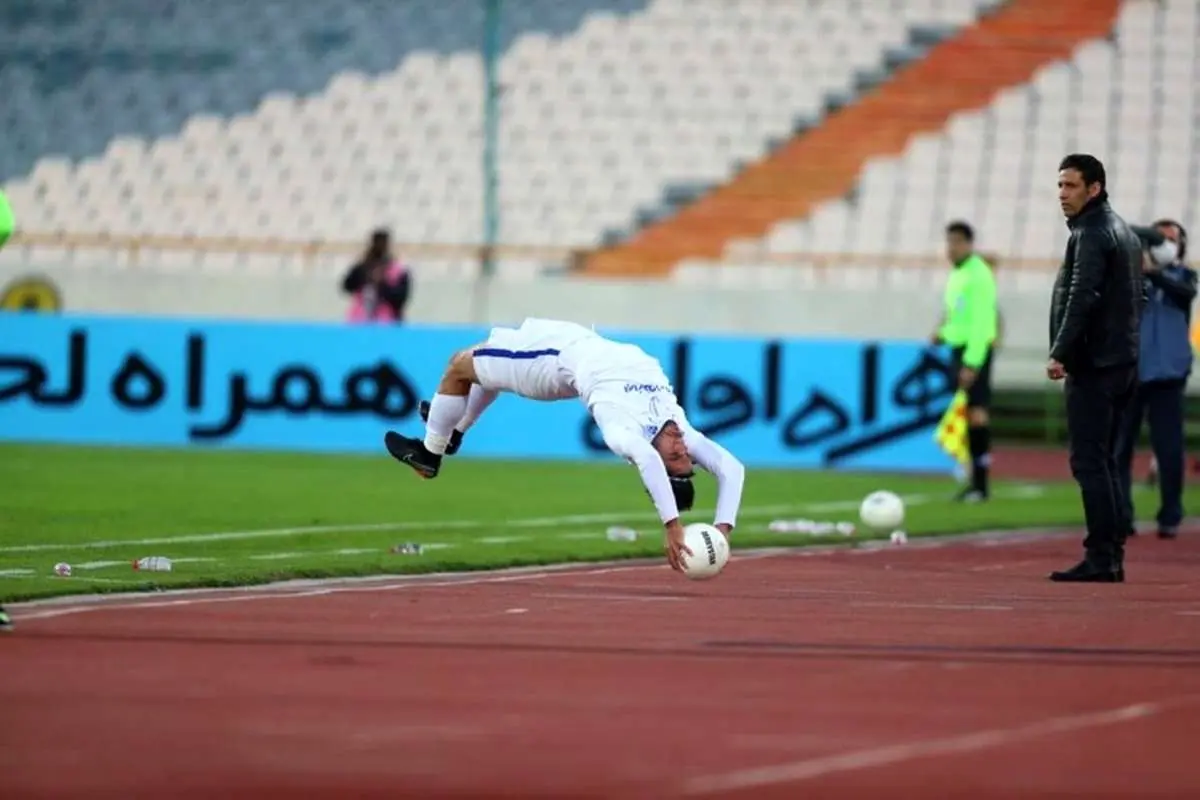 (عکس) پرتاب اوت معروف بازیکن پیکان