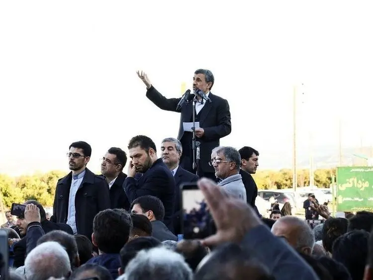 احمدی‌نژاد برای جمع کردن افراد مقابل خانه‌اش هزینه می‌کند