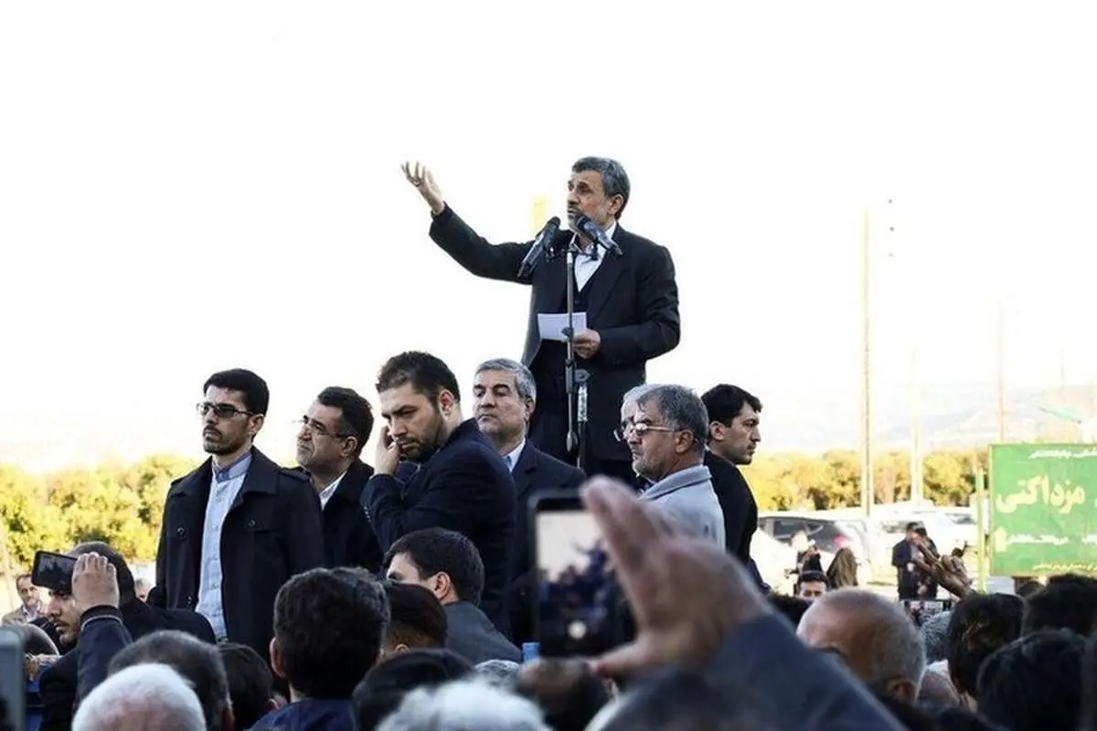 احمدینژاد برای جمع کردن افراد مقابل خانهاش هزینه میکند