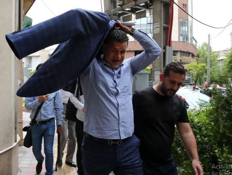 علی دایی منتظر اولین پرواز برای خروج از ایران