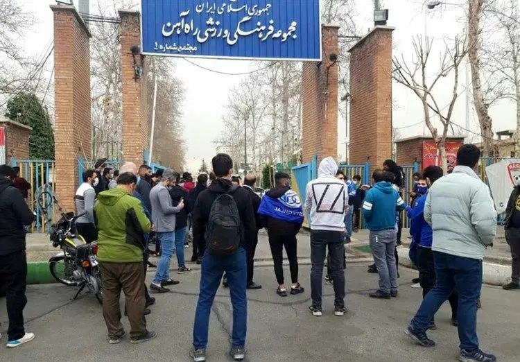 هواداران استقلال، فکری را رها نمی‌کنند