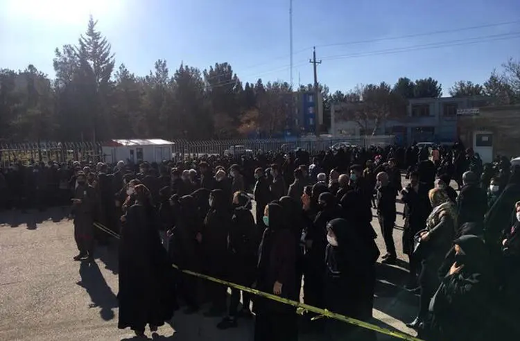(تصویر) صف عجیب سبدکالا در کرمانشاه